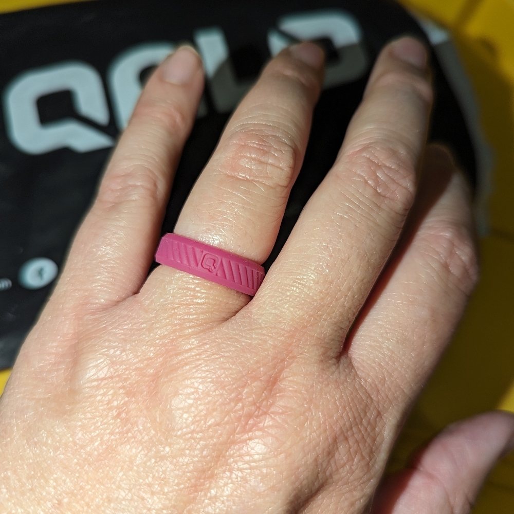 Women's Traverse Silicone Ring in magenta, size 7, black bag - Picture 2 of 2